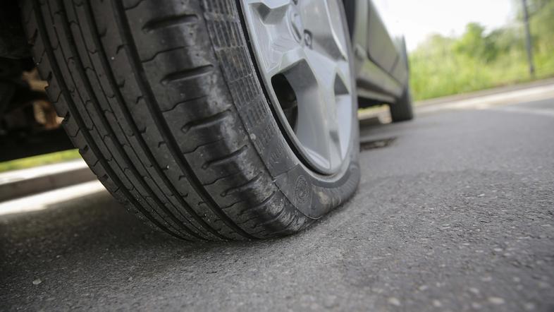 Prazna pnevmatika in kit za popravilo