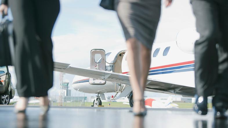 Moški in ženska pred letalom