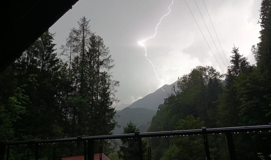 Nevihte se vračajo: Izdano opozorilo, ti deli bodo najbolj na udaru