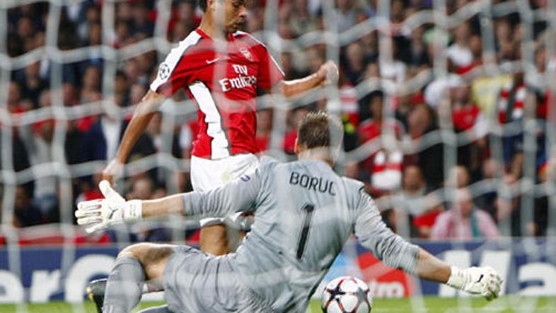 Trenutek "dotika" – Eduardo Da Silva porine žogo mimo poljskega vratarja Arturja