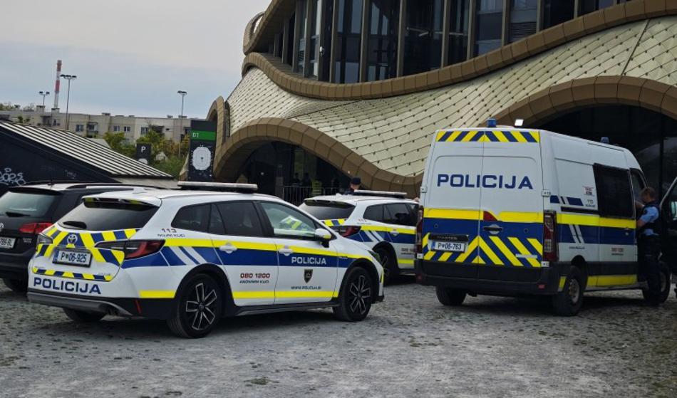 Nova huda nesreča, življenje kolesarke ogroženo