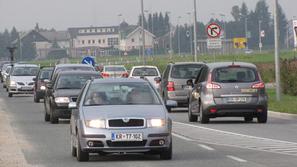 Sredi dopoldneva je promet med Delavskim mostom in Primskovim zgoščen. Ob promet
