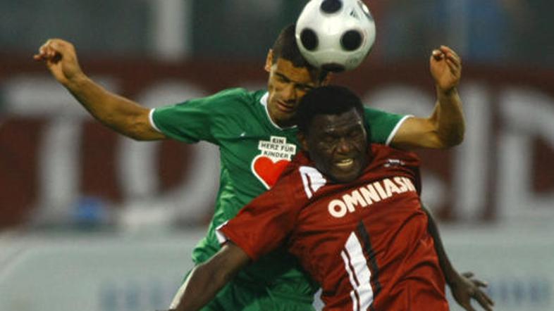 Zaradi izpada iz pokala UEFA so nogometaši Rapida (v rdečem) ostali brez trenerj
