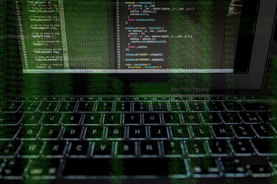 računalnik koda kibernetski napad | Avtor: Profimedia