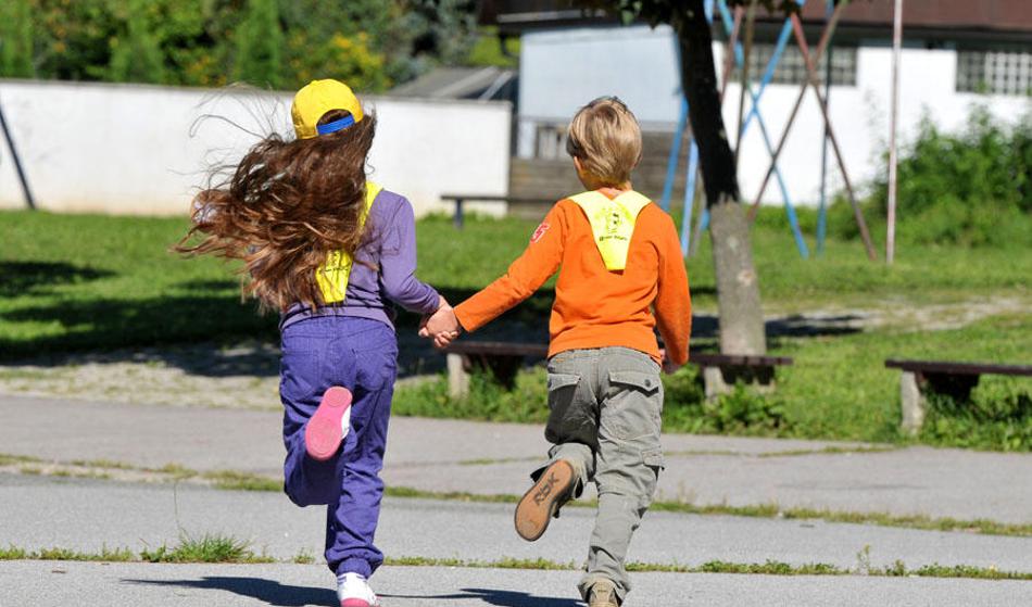 Toliko bo ministrstvo odštelo za ustavo za prvošolčke in dijake