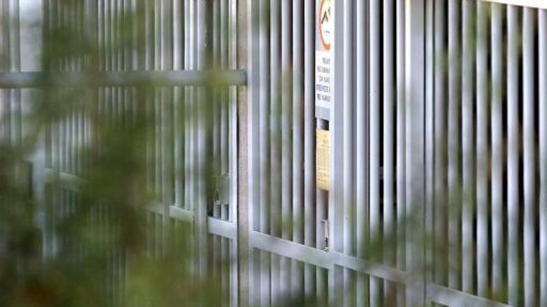 Po Verkovih navedbah se je število zapornikov v desetih letih povečalo z 800 na 