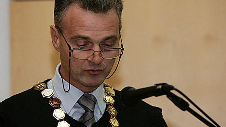 Dekani se menjajo po tekočem traku.