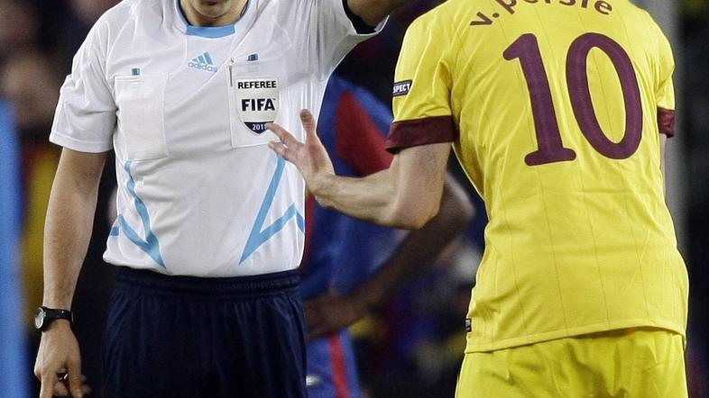 "Le kako naj bi slišal piščalko," je van Persie dopovedoval sodniku. (Foto: Reut