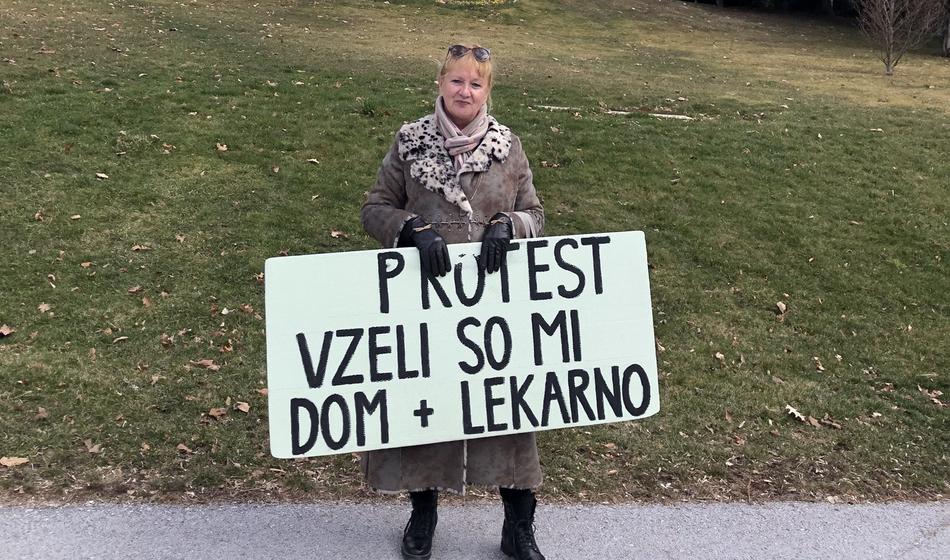 Farmacevtka z Bleda, ki so ji vzeli lekarno in hišo, napadla policista