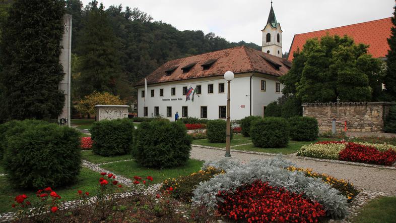 Valvasorjeva knjižnica poka po šivih, kdaj bo zgrajena nova, ne ve nihče. Njena 