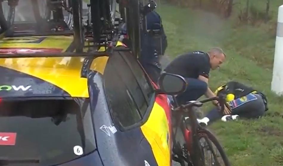 Kolesar, ki je izdal Pogačarja, v bolečinah obležal ob cesti, takšno je stanje ...