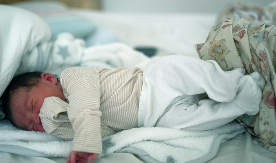 Porinil jo je na tla in brcal v svežo rano po porodu