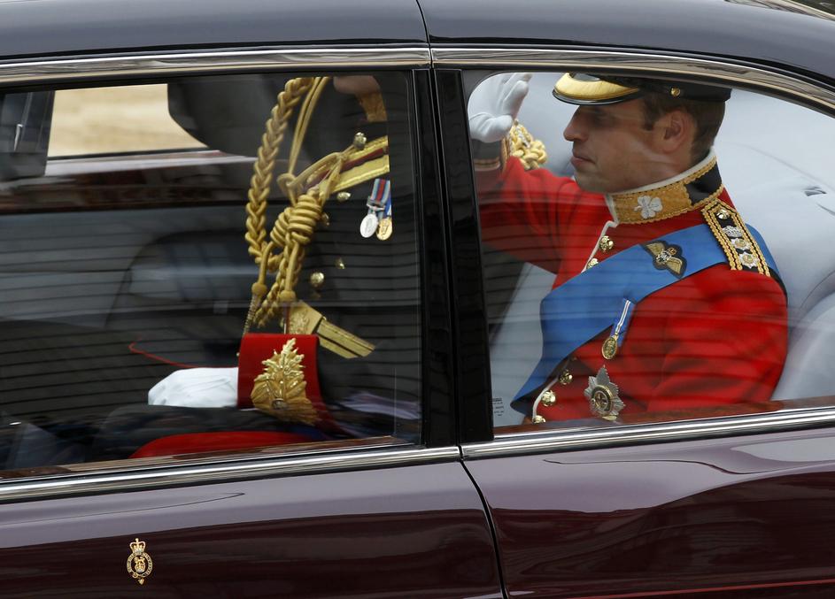 Princ William se je v spremstvu bratu princa Harryja na poroko pripeljal v luksu