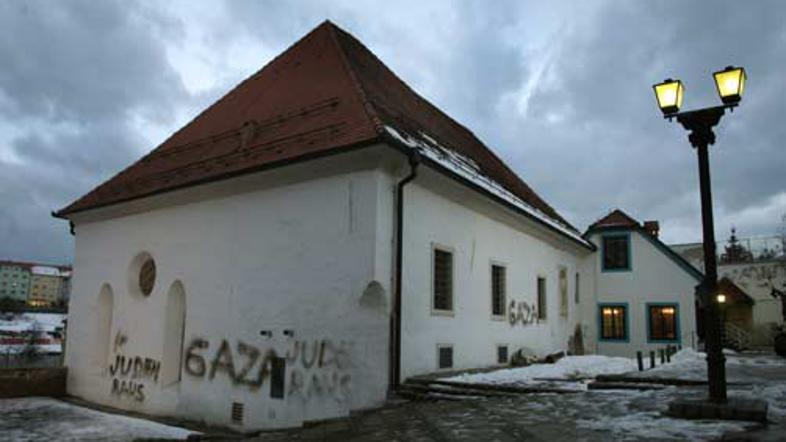 Grafiti so se pojavili v noči s sobote na nedeljo.