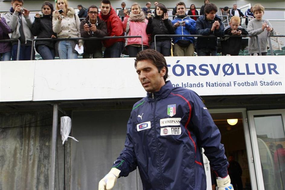 Buffon Ferski otoki Italija kvalifikacije Euro 2012 Torshavn navijači slike foto