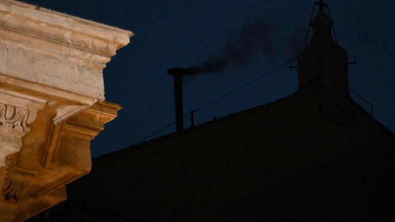 Sikstinska kapela črn dim