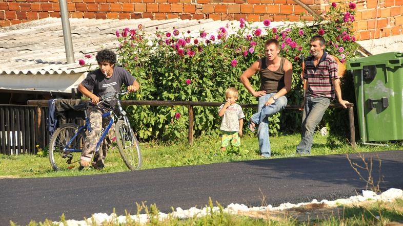 Nove asfaltne površine v romskih naseljih so priljubljeno, a predvsem za otroke 