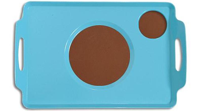 Pladenj z udrtinicami in silikonom rešuje nespretne "natakarje".