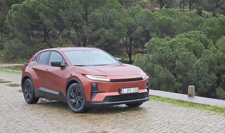 Povedal nam je za trik, da zmore toyota C-HR+ tako sekati ovinke?