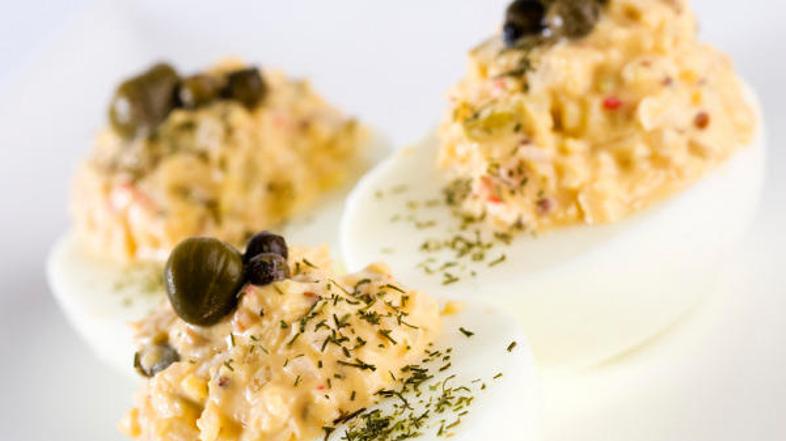 Nadev lahko namesto s peteršiljem začinite z drobnjakom, mleto sladko ali pekočo