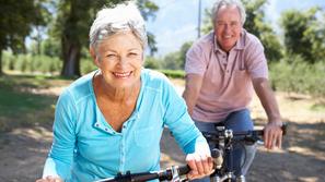 Aktivni upokojenci, starejši, na kolesu, kolo