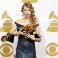 Country pevka Taylor Swift s svojimi grammyji. (Foto: Reuters)