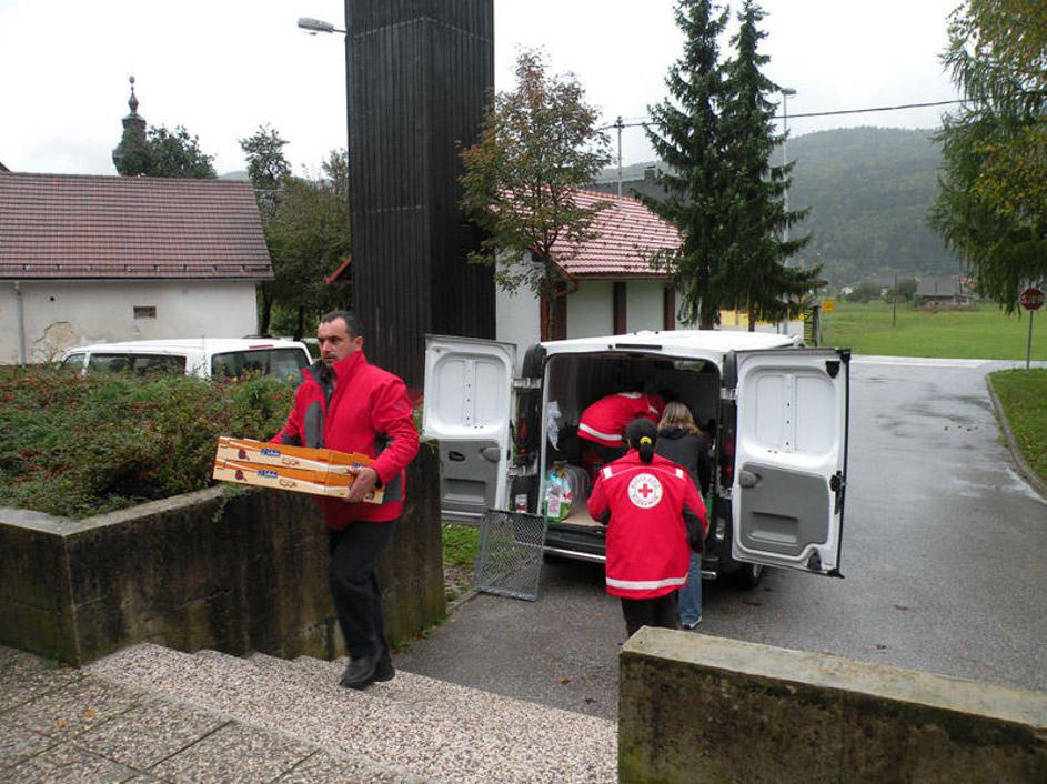 Fotografije %C4%8Dlanov Obmo%C4%8Dnega zdru%C5%BEenja RK Kranj, ki so pomagali v