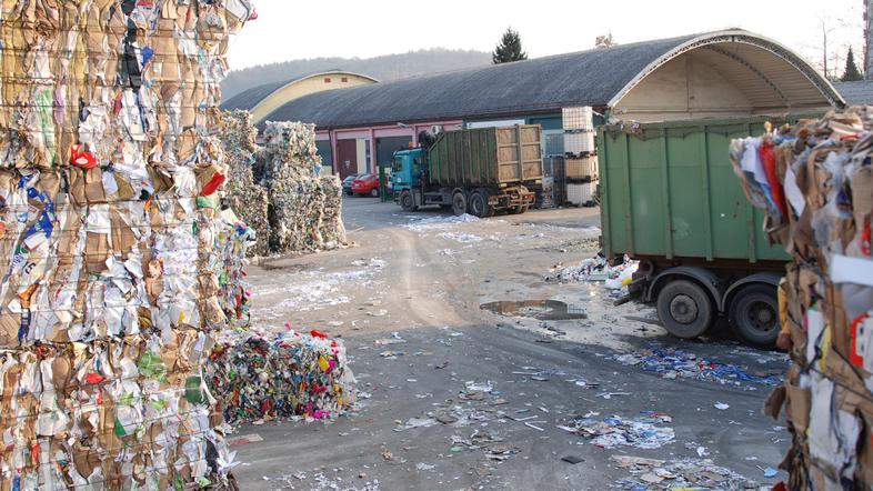 Sosedje Papir Servisove predelovalnice skozi okna gledajo na smeti.