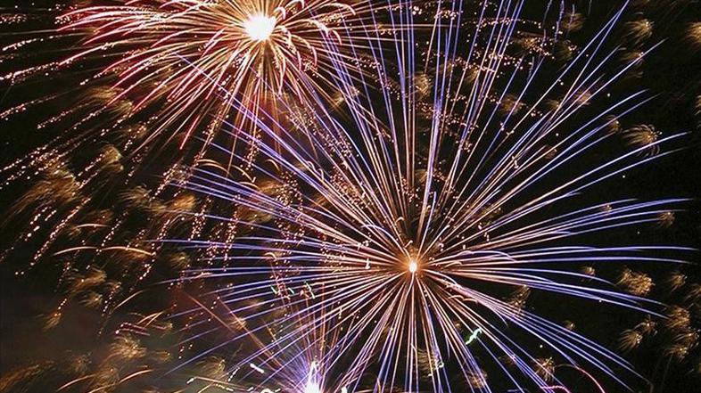 Največ ljudi se pričakuje na ognjemetu nekaj minut pred polnočjo.
(Foto: Vlado 