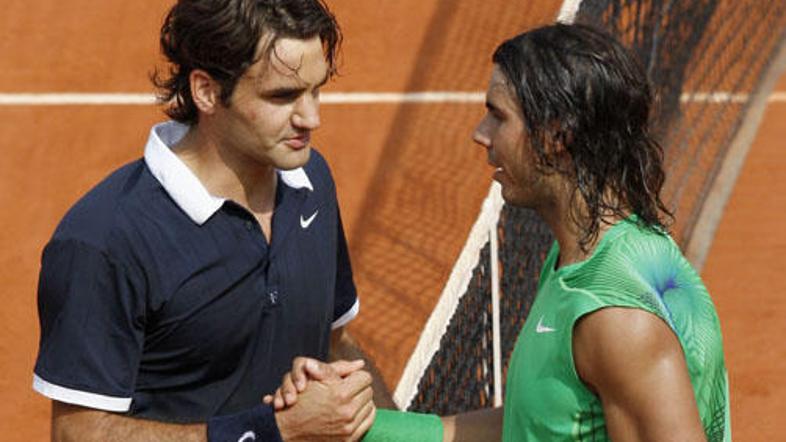 Roger Federer je stisnil roko Rafaelu Nadalu in mu čestital za četrto pariško zm