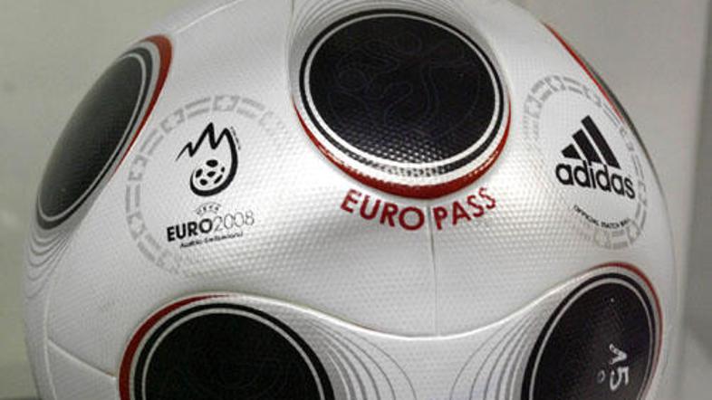 Žogo, s katero so nogometaši igrali finale EP, imenovano "Europass Gloria" so pr