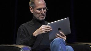 Steve Jobs z Applom, ki je mlademu ameriškemu paru dobesedno sveta stvar. (Foto: