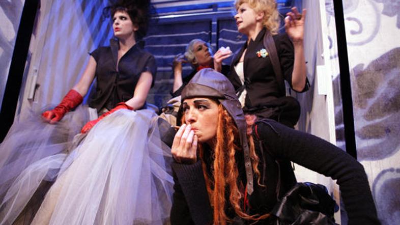 Predstava traja 2 uri in 15 minut in ima en odmor. (Foto: Barbara Čeferin, MGL L