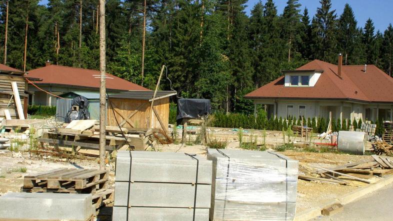 Materi in sinu Škodlar, Rezarju ter Župancu grozi za domnevno oškodovanje upniko