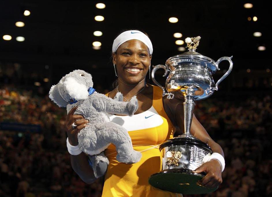 Serena Williams s pokalom in plišasto koalo po četrti zmagi v Melbournu. (Foto: 