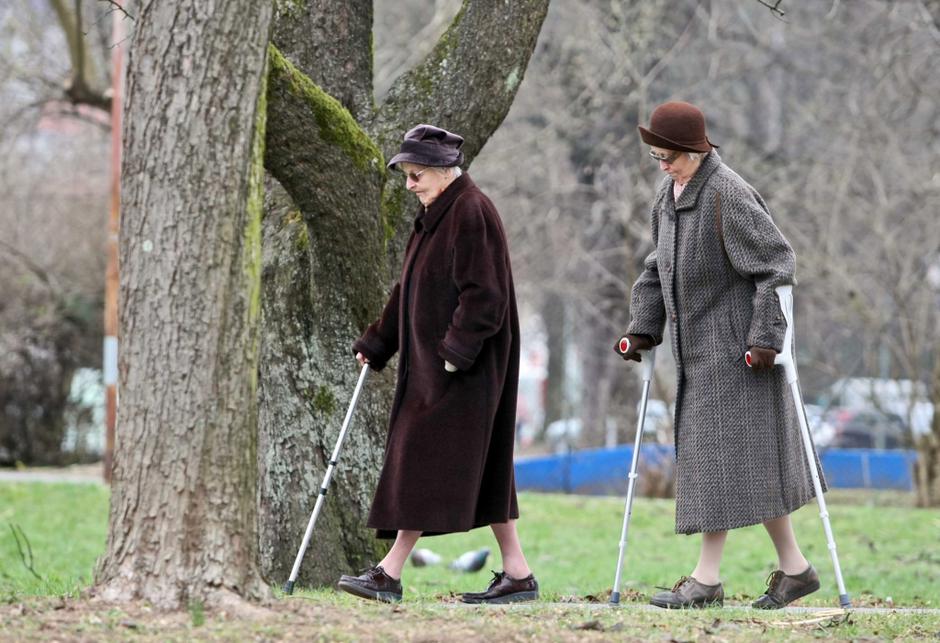 razno 25.03.09 starejsi gospe, sprehod, bergle, upokojenci; foto:Sasa Despot | Avtor: Saša Despot