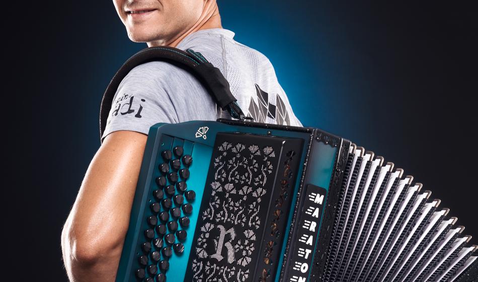 Anže iz skupine Gadi bo na Ljubljanskem maratonu tekel s harmoniko in poskušal postaviti Guinnessov rekord