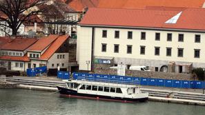 Dravska vila za zdaj še sameva v pristanu na Lentu. (Foto: Barbara Bradač)