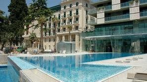 Hotel Kempinski Palace je "zabavna nova alternativa južni Franciji in celo Hrvaš