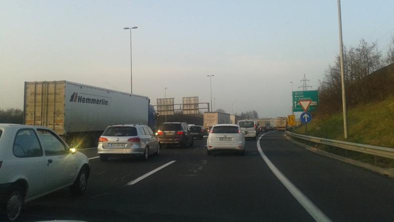 Gneča zaradi prometne nesreče na odseku Zadobrova - Šentjakob.