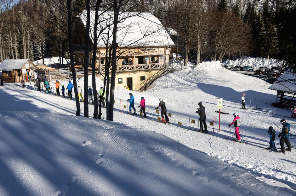 Smučanje, smučišče Soriška planina, covid-19 ukrepi | Avtor: 