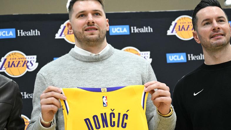 Luka Dončić pozira z novim dresom, dresom Lakersov
