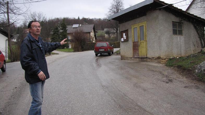 Safet Đurakovič pred zbiralnico mleka, do katere tovornjak ob sneženju ni mogel 