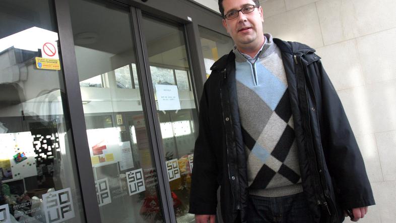 Vrata Šoupa, kjer bi moral posle kot v. d. direktorja prevzeti Aleš Bržan, so bi