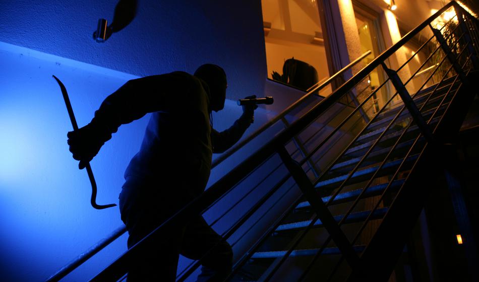 Skozi okno vlomili v stanovanjsko hišo, med prijetimi dva mladoletnika