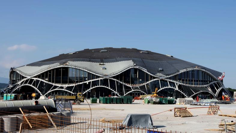 Parkirišča okoli športnega parka še vedno niso dokončana. (Foto: Anže Petkovšek)