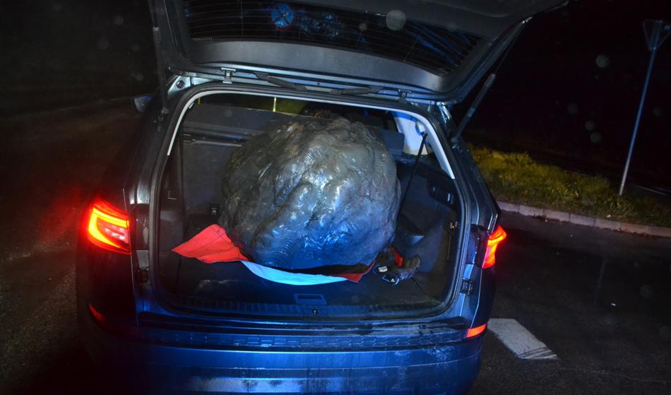 V prtljažniku avtomobila prevažal Titovo glavo