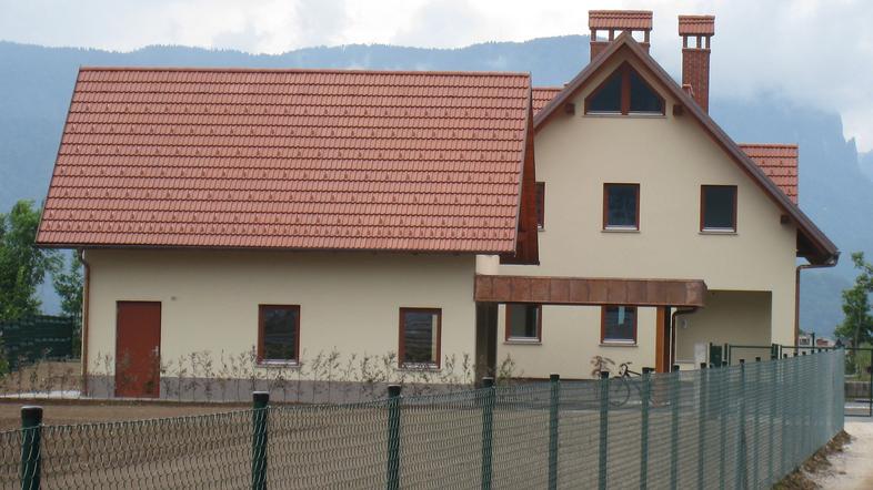 Nadomestna stanovanjska hiša z gospodarskim poslopjem za družino Vovk v Lescah j