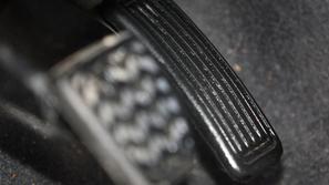 Ameriški CTS, ki dobavlja stopalke za plin za omenjene modele, zavrača odgovorno