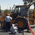 Palestinca, ki je v središču Jeruzalema prevzel nadzor nad buldožerjem, so polic